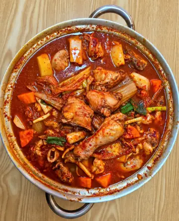 냄비에 끓인 묵은지닭볶음탕
